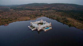 ​juSTa Lake Nahargarh Palace